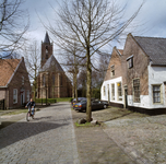 842187 Gezicht in de Kerkstraat te Eemnes uit het oosten, met op de achtergrond het schip en de toren van de N.H. ...